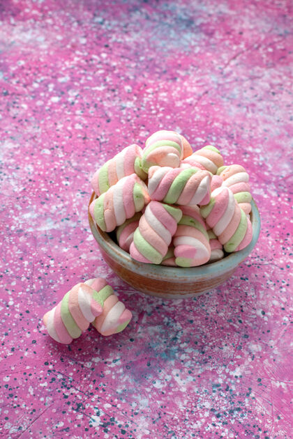 小正面图粉色书桌上的圆形花盆里 甜甜的棉花糖小点成形圆形棉花糖有色