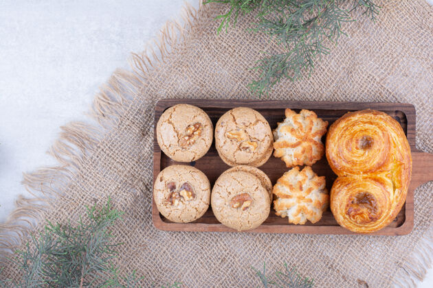 食物各种美味的饼干放在木板上美味小吃什锦