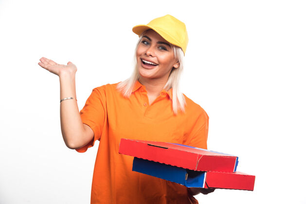 手掌披萨送货员拿着披萨在白色背景上展示她的手高质量的照片女孩送货饭