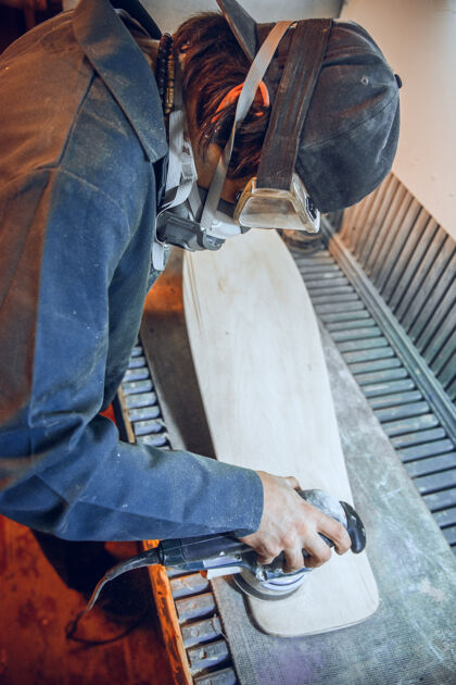工具使用圆锯切割木板的木匠男工人或手持电动工具的手巧工人的施工详图砂纸木工工作