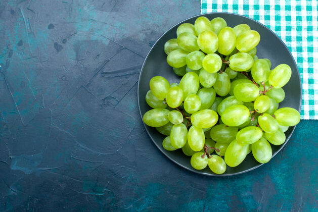 葡萄藤顶视图新鲜的绿色葡萄醇厚多汁的水果在深蓝色桌板内葡萄水果葡萄