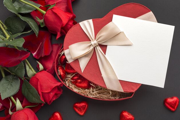 情人节顶视图情人节糖果和玫瑰与模拟信模型情侣浪漫