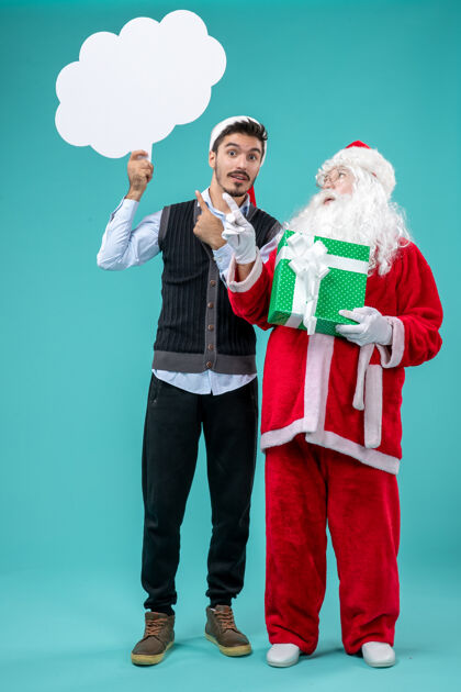 圣诞老人前视图圣诞老人和年轻的男性谁持有白云标志蓝色背景圣诞老人音乐家圣诞老人