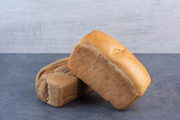 面粉两个面包棒堆在大理石上面包自制烘焙