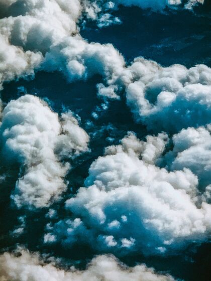 多云垂直高角度拍摄的惊心动魄的云彩在天空中捕捉到从上面云明亮云