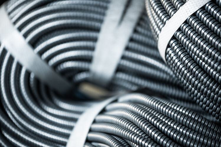 管道在工厂或工业厂房内相互连接的一大捆金属软管的特写镜头现代采矿或高科技工业的概念精炼设备铝
