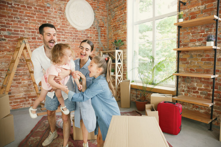 容器新生活成年家庭搬进新房子或公寓纸板坐着公寓