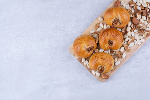 甜点用各种坚果做成的木板上有果仁的甜糕点杏仁面包房坚果