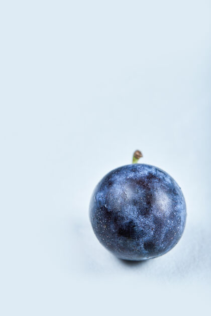 自然新鲜成熟的李子 蓝色背景高品质照片新鲜美味李子