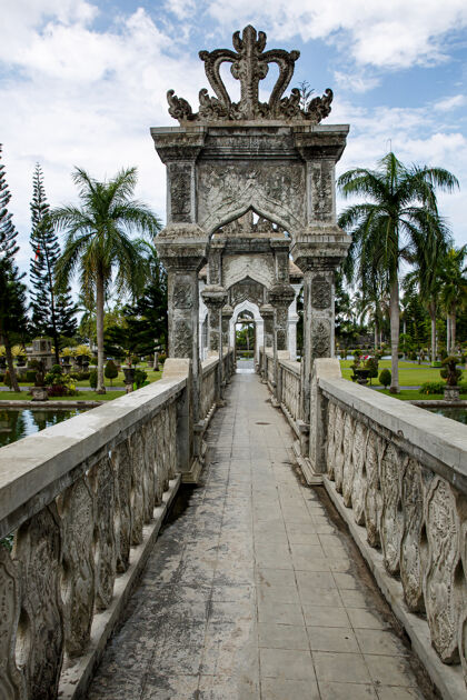 桥旅游目的地：印度尼西亚巴厘岛的卡兰加西姆水神庙宫殿神圣公园异国情调