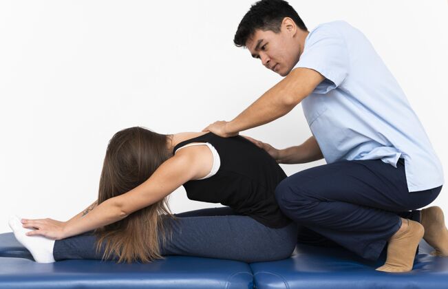 治疗理疗师按摩妇女的上背部疼痛医学愈合背部