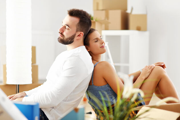 人快乐的成年夫妇搬出或搬进新家乐趣房地产女性