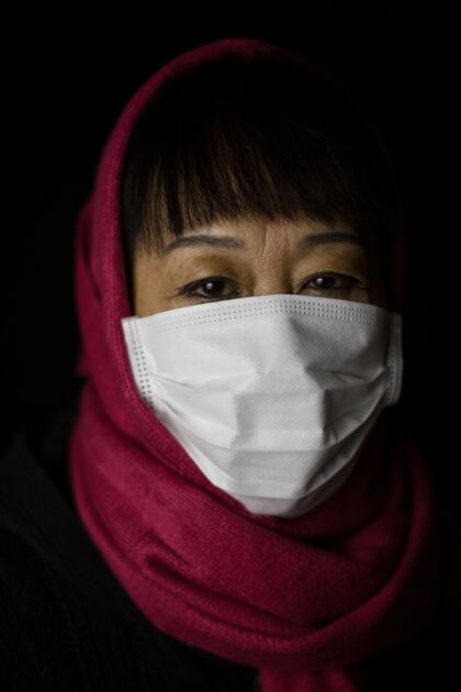 治疗戴着面具 头戴栗色头巾的中年妇女流感年龄疾病