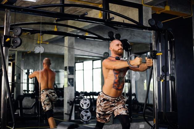 男人纹身的健康男人在健身房锻炼人休闲运动