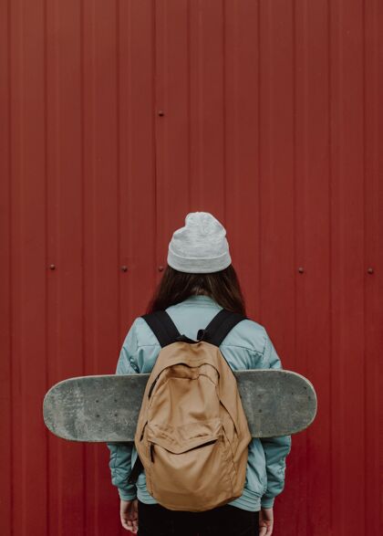 户外滑冰女孩在都市里从背拍复制空间生活方式女人日光