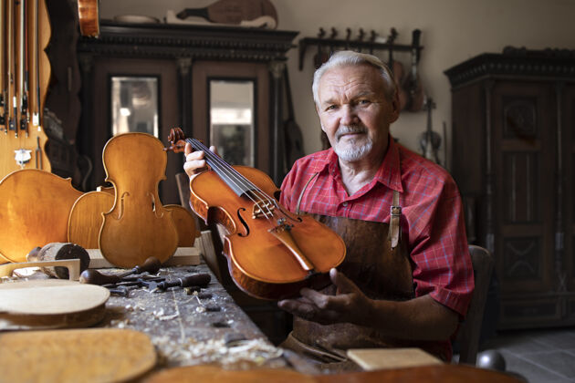 制作高级木匠展示他创作的小提琴乐器工具木工木工