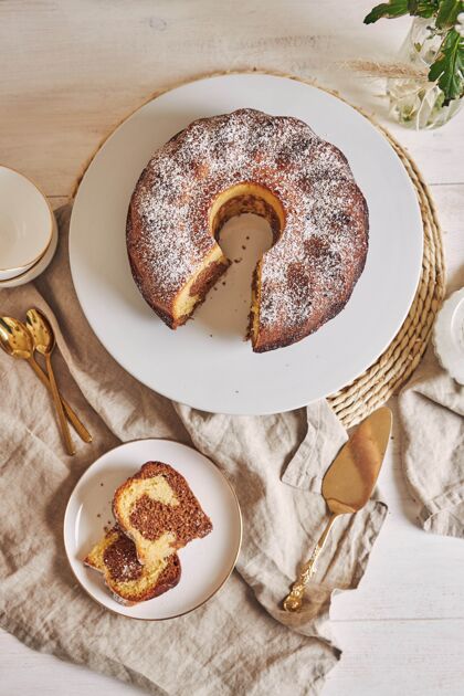 美味美丽的照片美味的戒指蛋糕放在一个白色的盘子金色自制特写