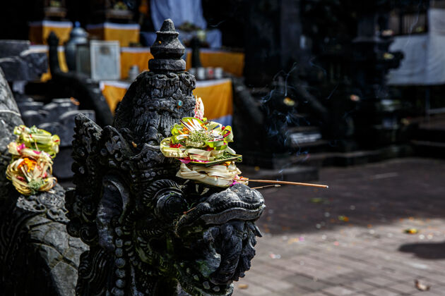 狮子巴厘岛传统的祭品是用鲜花和芳香的棍子佛教花精神