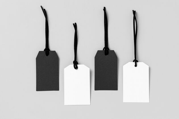 折扣黑白服装标签的模型安排悬挂纸张纸板