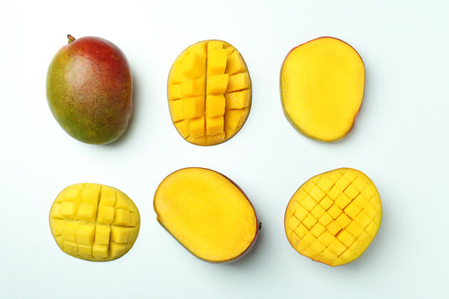素食熟芒果放在白色上 俯视图芒果热带切片