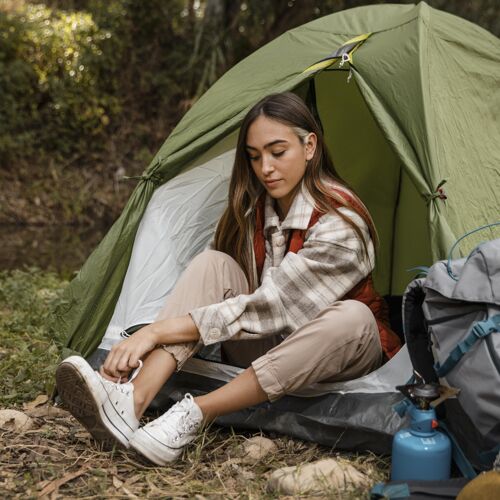 旅行快乐的野营女孩在森林系鞋带旅行森林自然
