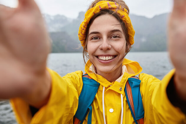 高兴快乐的流浪者享受冒险之旅 在雄伟的山景中自拍水高兴头带