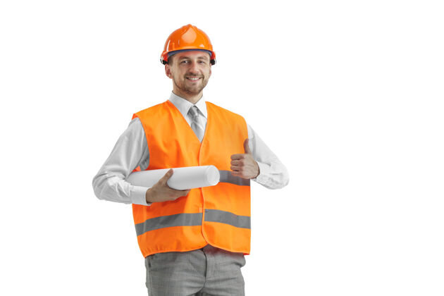 男人穿着建筑背心和橙色头盔的建筑工人站在白色的工作室里工业头盔建筑