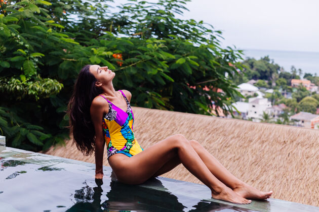 饮食年轻漂亮的积极快乐的苗条女子 穿着五颜六色的泳衣 在豪华的酒店别墅享受泰国度假的美好日子夏天肖像乐趣