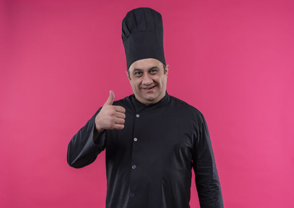 厨师微笑的中年男厨师身着厨师制服 大拇指向上竖起厨师拇指制服