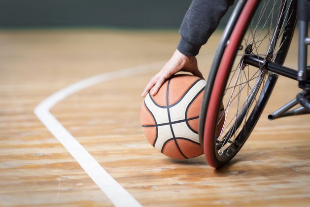 篮球特写手拿篮球坐着残疾人身体