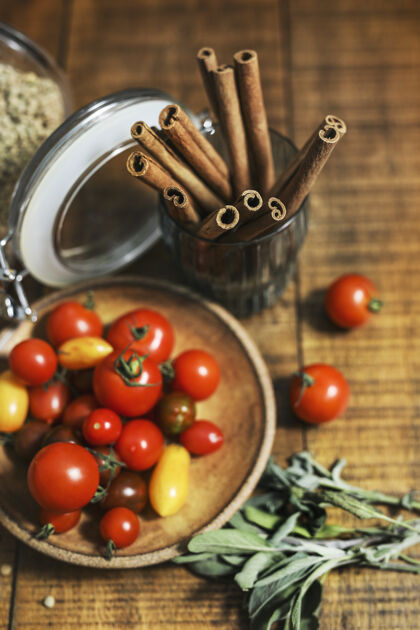 配料木桌上的纯素新鲜烹饪原料西红柿美食吃