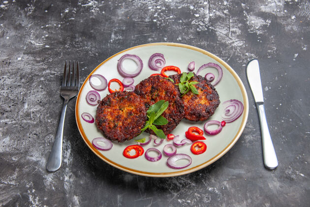 肉顶视图美味的肉排与洋葱环上的灰色背景餐烹饪照片美味肉排美食洋葱