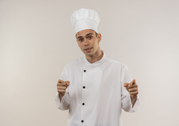 手势高兴的年轻男厨师穿着厨师制服向您展示手势穿着高兴男
