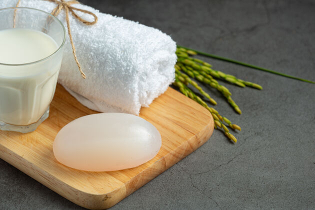 大米米浆皂 卷毛巾 米花和牛奶放在木盆上试试身体护理美容师治疗