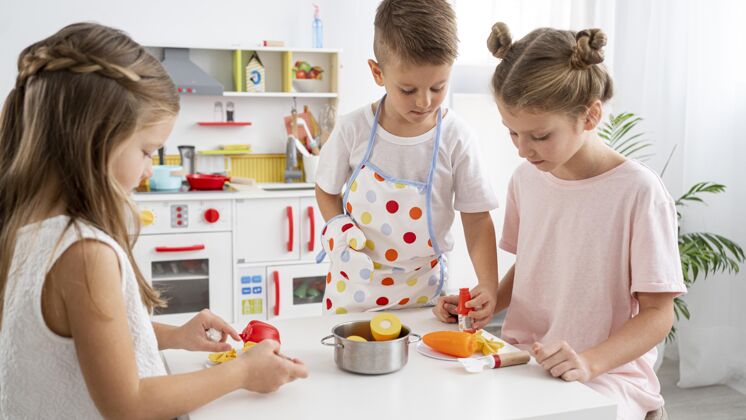 孩子孩子们在玩烹饪游戏性别现代选择