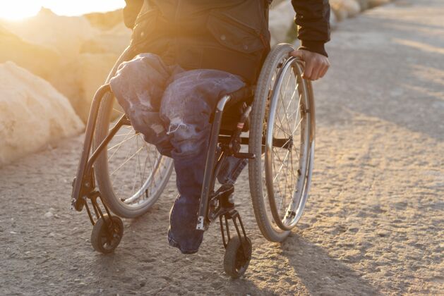 轮椅海滩上坐轮椅的男人生活方式残疾人残疾人