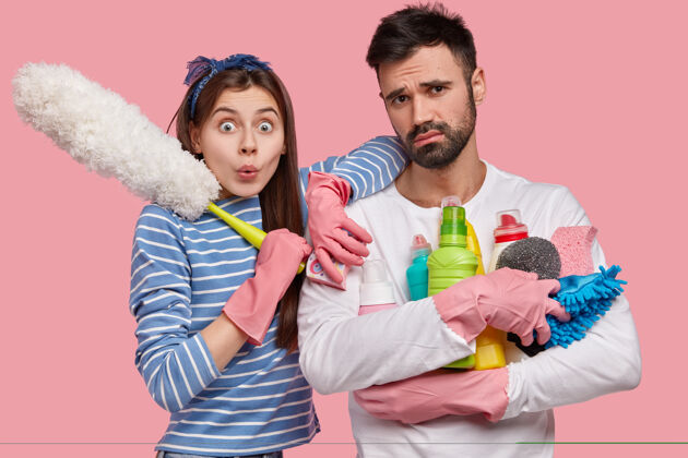 不刮胡子来自清洁服务的友好团队忙着打扫房间 在他们的公寓里洗墙家庭主妇丈夫关系