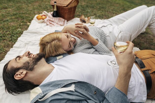 年轻高角度情侣一起在户外野餐可爱本地假日男人