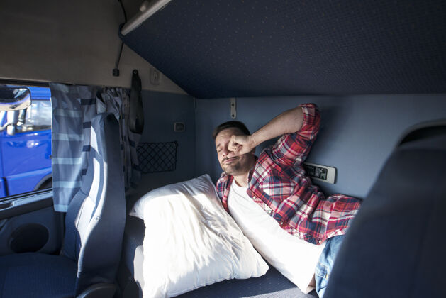 高速公路卡车车厢内部 司机躺在床上睡觉人职业休息
