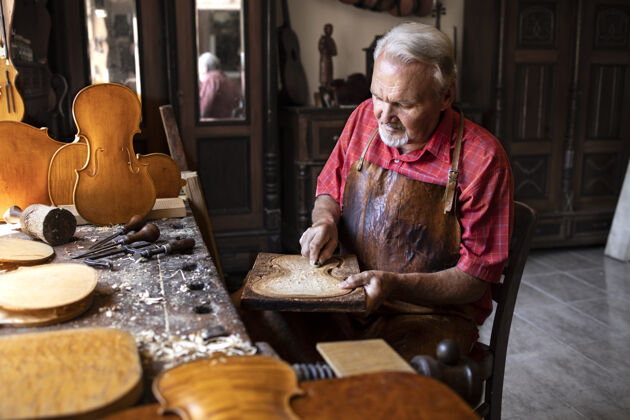 锤子高级木匠在他的旧时装工作室工作木工技能艺术性酿造的