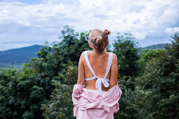 夏天欧洲时尚女游客站在山顶上 可以看到泰国苏梅岛令人惊叹的热带风光 泰国时尚户外女性写真美丽山旅游