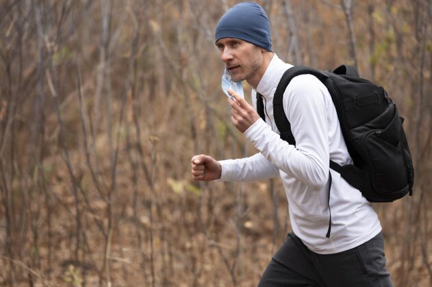 健身森林里戴着面具的中枪男人健身跑步运动