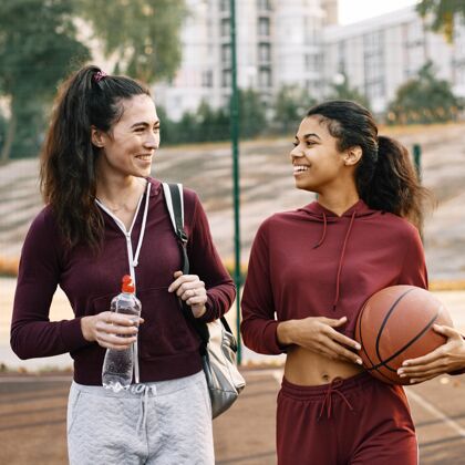 成功一场篮球赛后 女人们步行回家年轻爱好运动