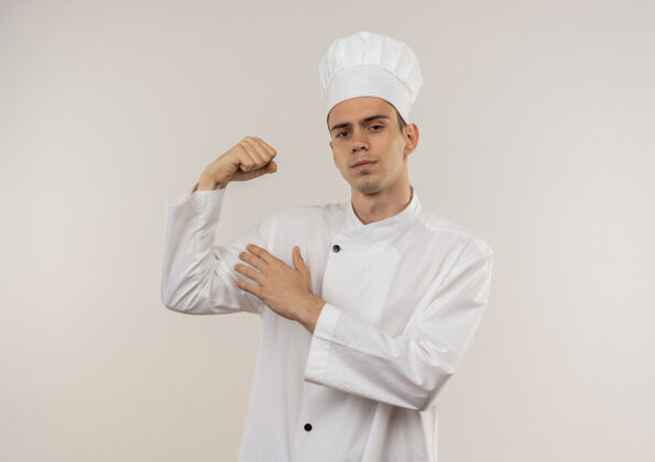 自信自信的年轻男厨师穿着厨师制服 在隔离的白色墙壁上做着强烈的手势 还有复制空间年轻姿态强壮