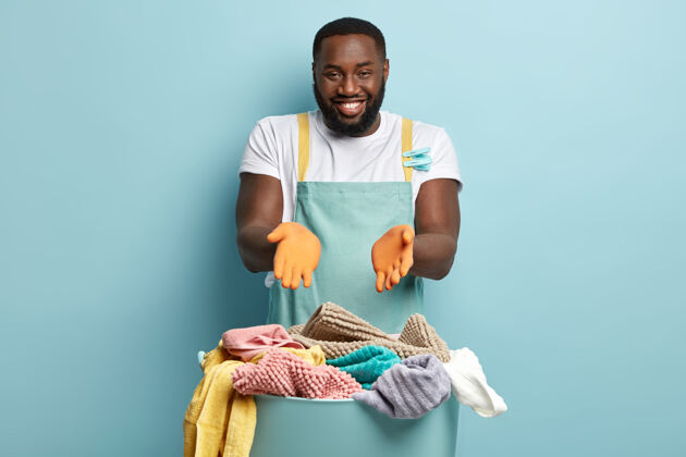 肖像年轻的非洲裔美国人在洗衣服摆姿势毛巾男人