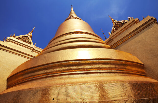 金色泰国曼谷大皇宫建筑群中的金塔崇拜佛塔光辉