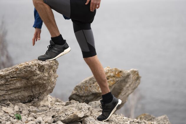 慢跑穿过岩石的人身体健康运动