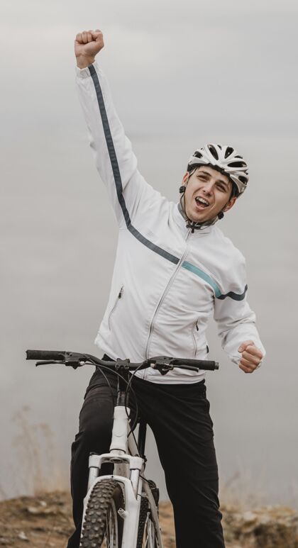 自行车男子骑山地车专用设备娱乐骑自行车者运动